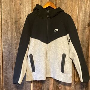 Black and grey Nike tech